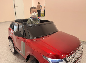 БФ «Синара» передал мини-электромобили Калужской областной детской больнице